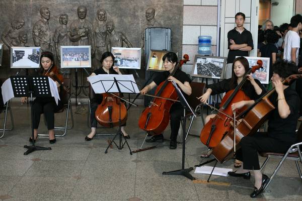 창립20주년기념- 1층 로비연주